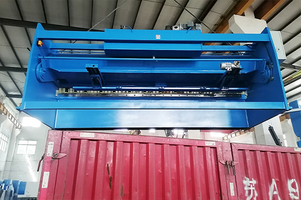蘇州某塑料模具廠購買了剪板機 